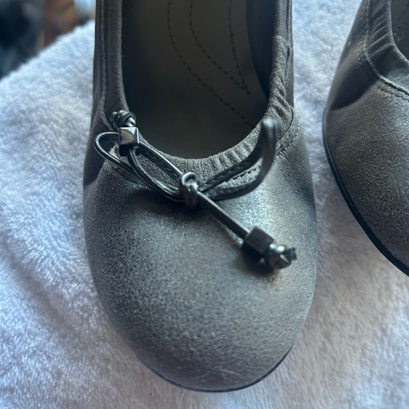 NWT Tahari grey / silver ish heels size 7.5M with bows - Picture 5 of 7